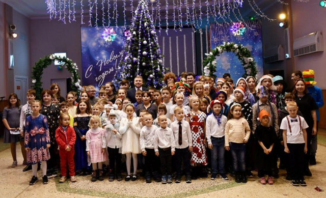 Новогодняя елка главы администрации - ГКУСО РО Большелогский центр помощи детям